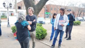 El candidato a diputado provincial por la Tercera Sección Electoral, Nicolás del Caño, dialogó con vecinos durante su visita a Guernica.