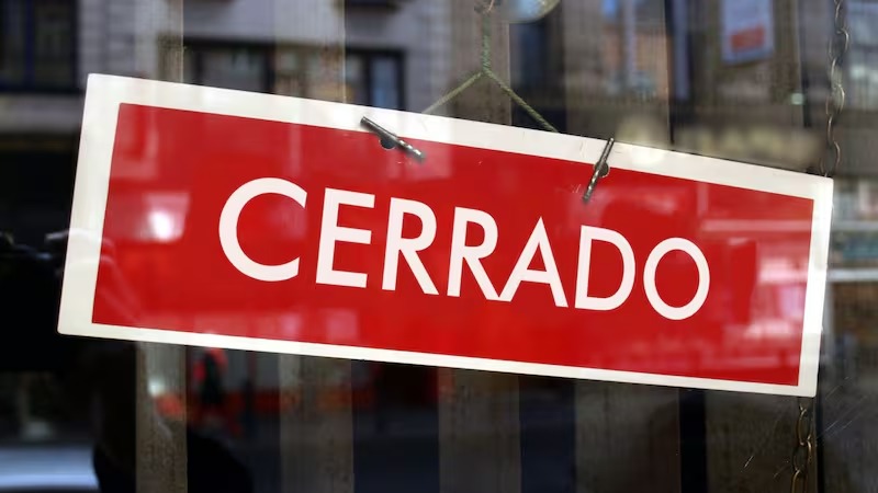 Fachada de una sucursal de Dr. Ahorro con persiana baja