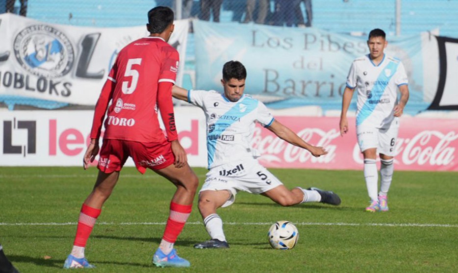 Jugadores de Temperley cabizbajos tras la goleada en el estadio Alfredo Beranger