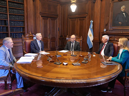 Sergio Torres y Daniel Soria entregan proyecto a Verónica Magario y Enrique Dichiara en la Sala de Acuerdos
