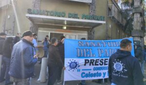 Protesta realizada por los trabajadores de ATSA Zona Sur en horas de la tarde del viernes frente al Sanatorio del Parque.