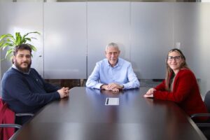 Jorge Ferraresi junto a Ezequiel y Belén Berrueco, dos de los dirigentes más cercanos al exintendente.